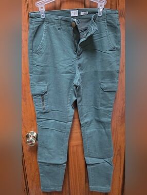 Casual Cargo Stretch Pants in Forest Green